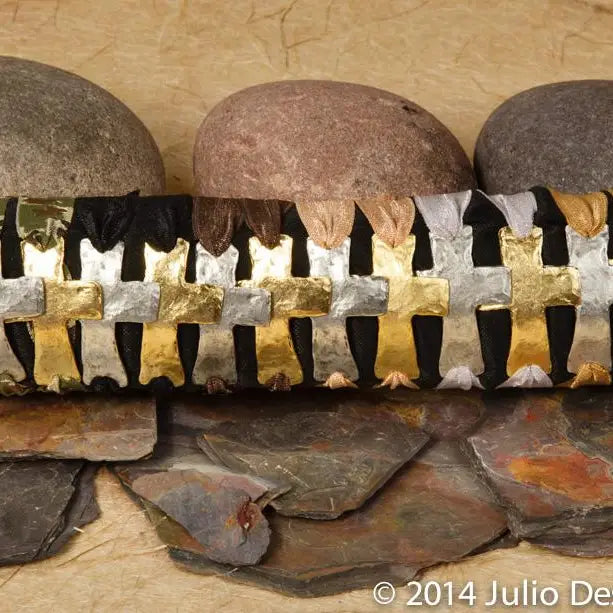 5081 TECATE HAMMERED CROSS ELASTIC STRETCH BRACELET GOLD